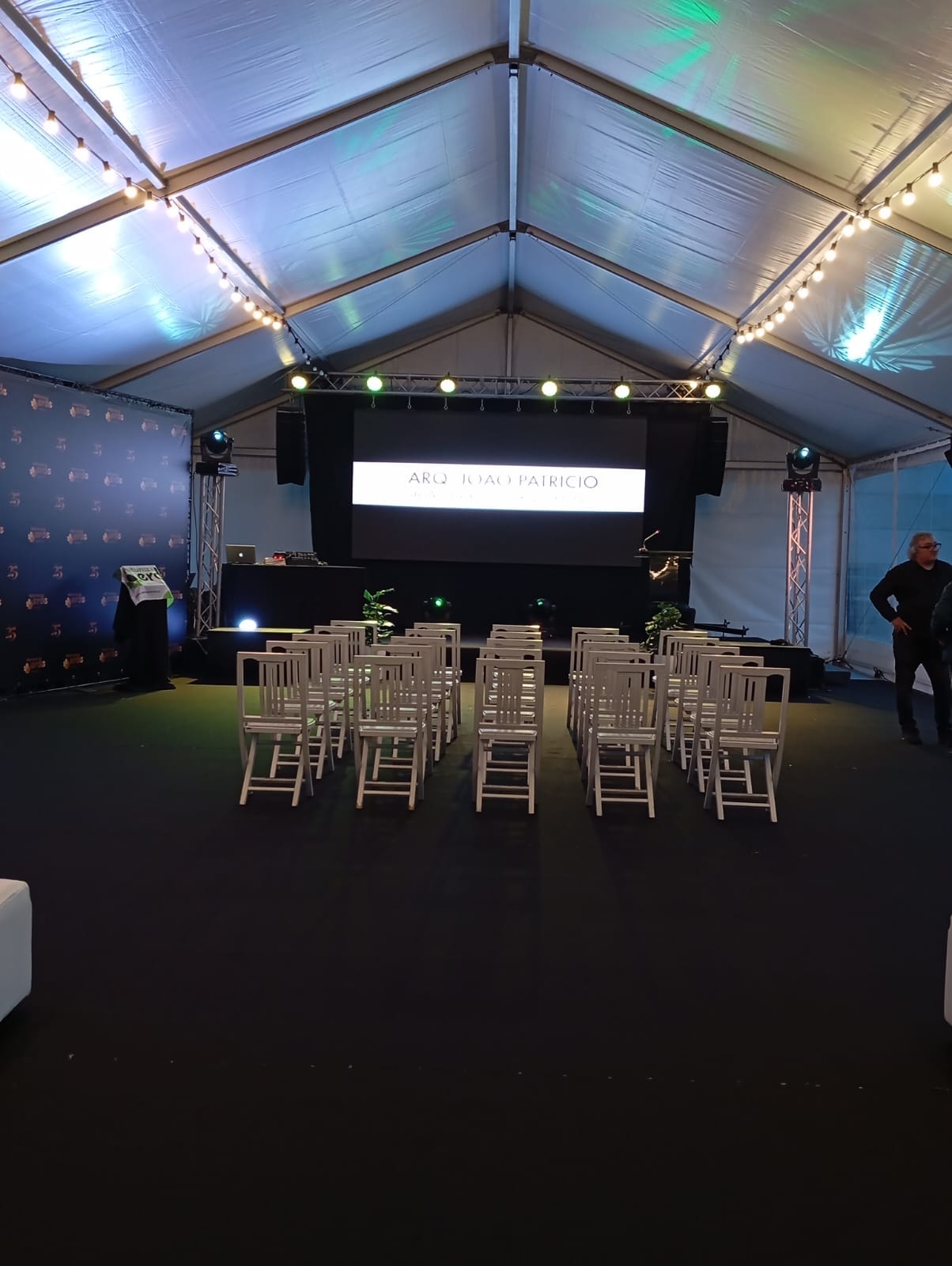 Tenda de evento com palco, ecrã de projeção e iluminação cénica preparada pela TNT Produções